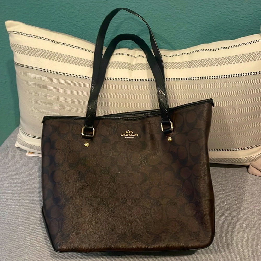 Coach tote in signature canvas. Used, in great cond, no visible flaws